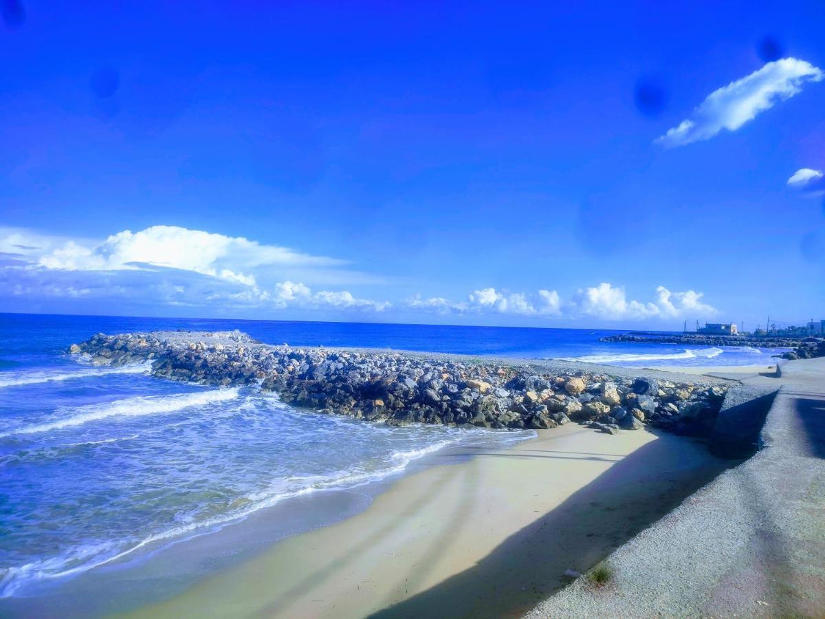 Kokkini Hani Niros Beachfront Aparthotel מראה חיצוני תמונה