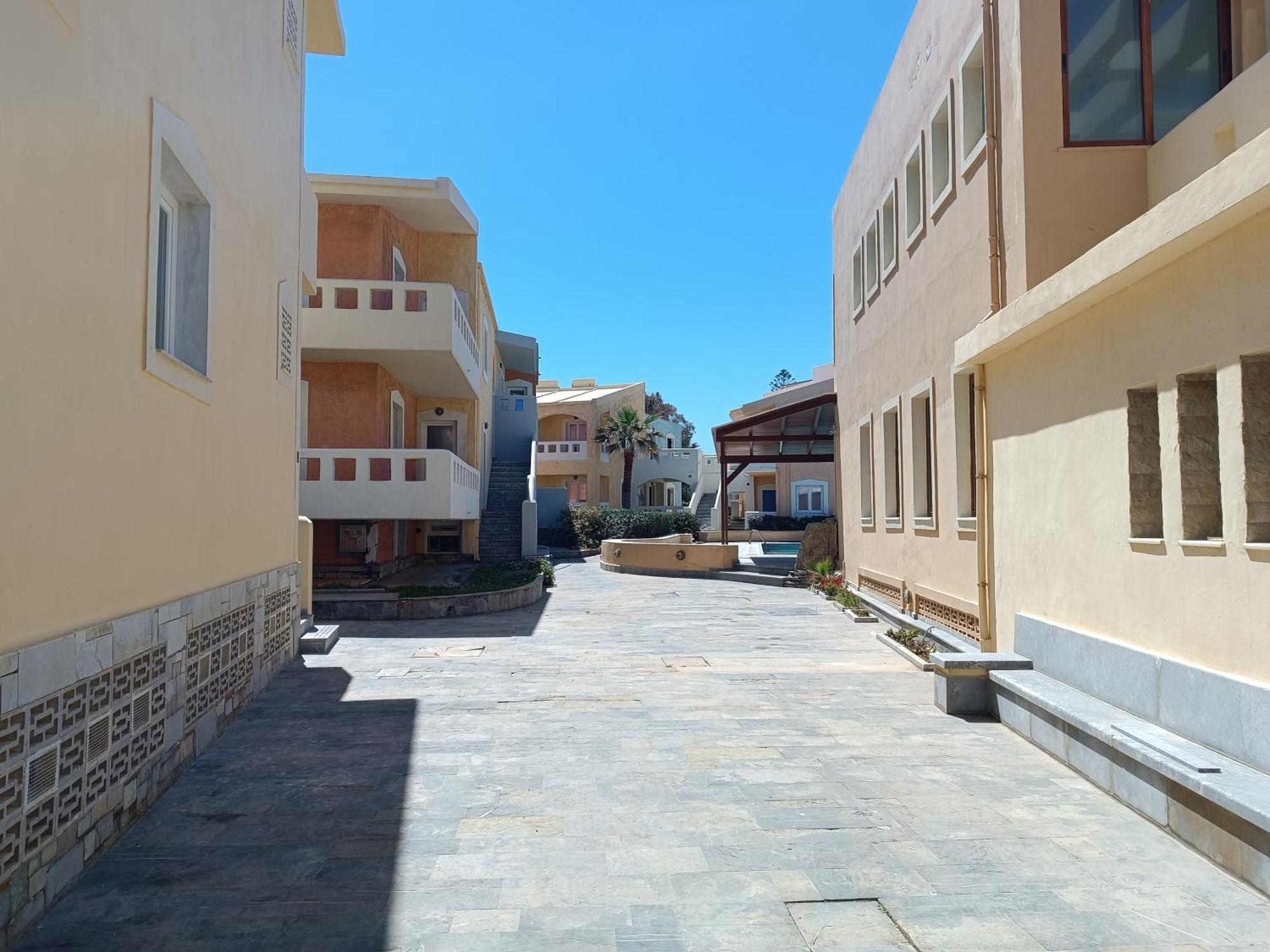 Kokkini Hani Niros Beachfront Aparthotel מראה חיצוני תמונה