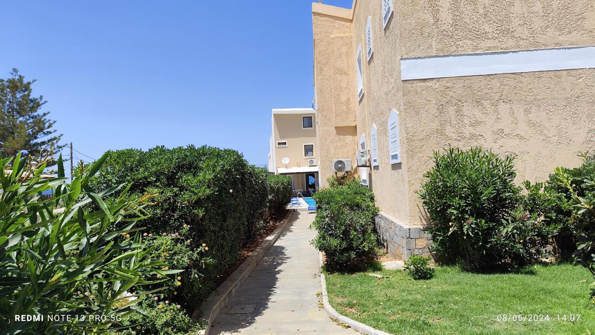 Kokkini Hani Niros Beachfront Aparthotel מראה חיצוני תמונה
