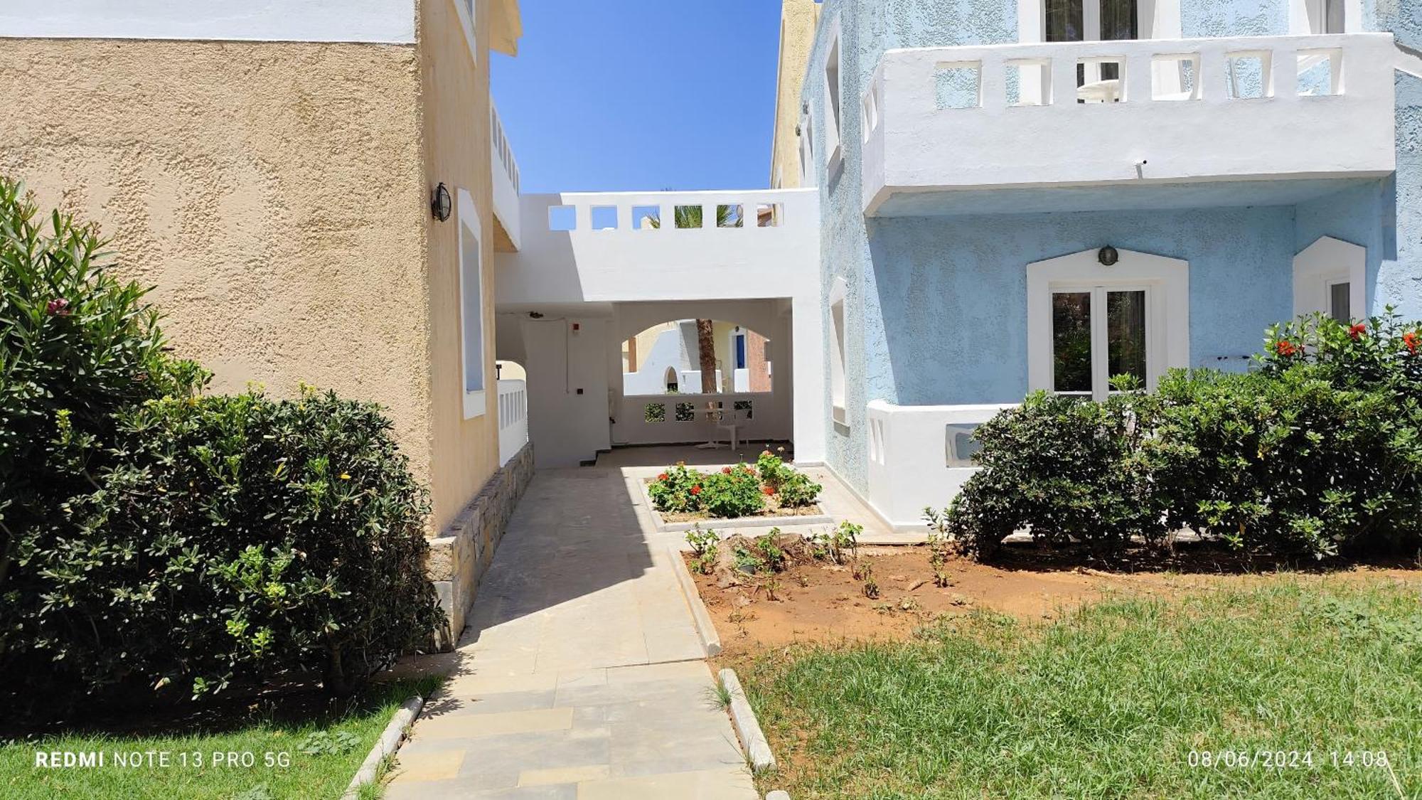 Kokkini Hani Niros Beachfront Aparthotel מראה חיצוני תמונה
